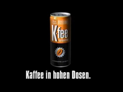黒い背景にK-feeの缶コーヒーの写真と「Kaffee in hohen Dosen」という白字。