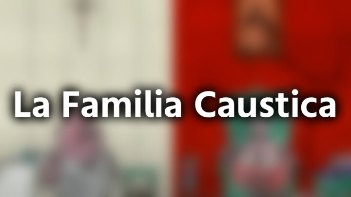 「La Familia Caustica」という影付きの白文字が、ぼかされたアニメのスクリーンショットの上に書かれているアイキャッチ。
