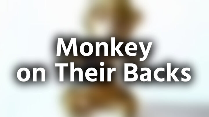 「Monkey On Their Backs」という影付きの白文字が、ぼかされた猿の人形の写真の上に書かれているアイキャッチ。
