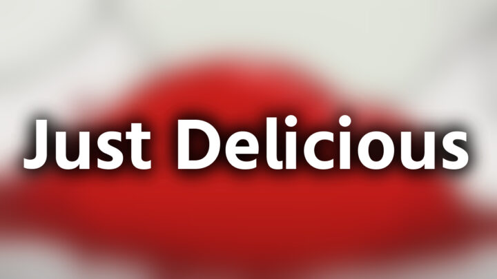 「Just Delicious」という影付きの白文字が、ぼかされた怖いアニメのスクリーンショットの上に書かれているアイキャッチ。